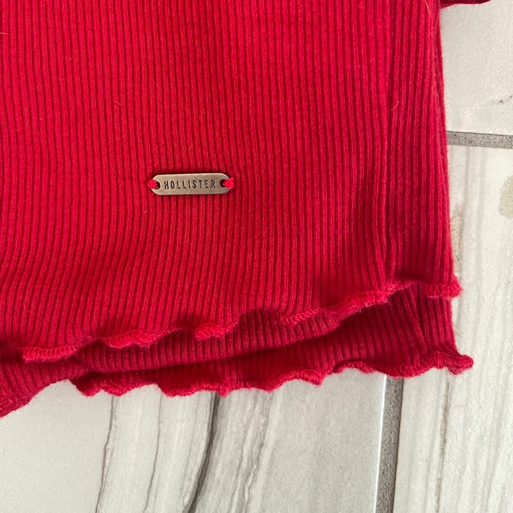 holister ruffle tee